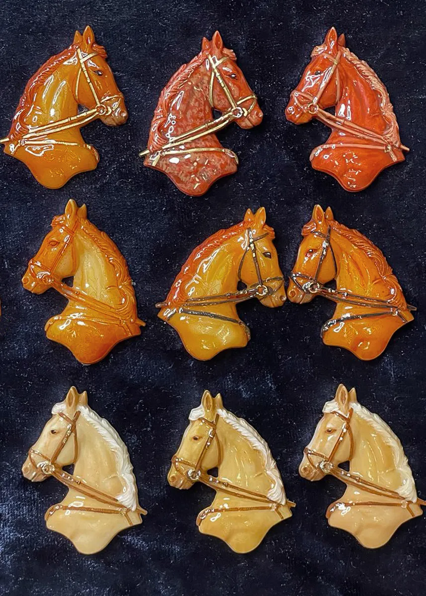 Брошь Соловая лошадь