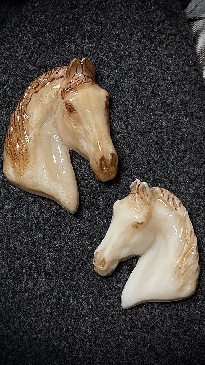 Брошь Конь слоновая кость (имитация)