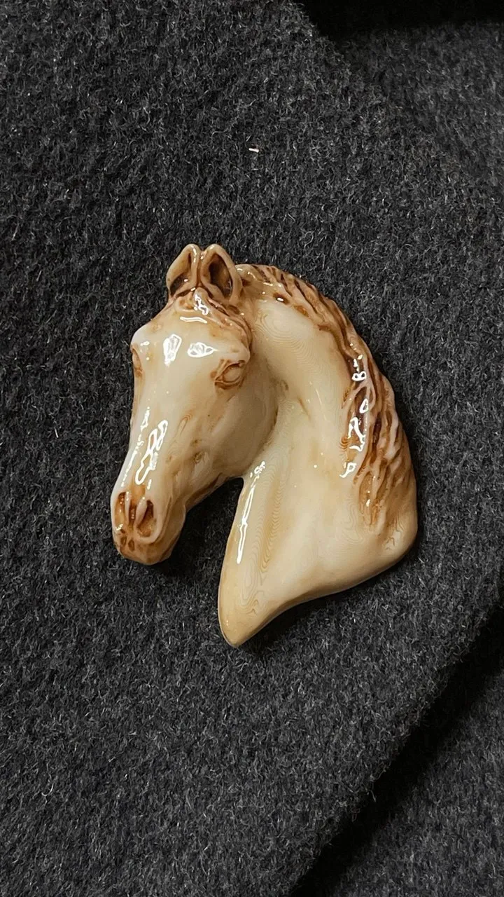 Брошь Конь слоновая кость (имитация)