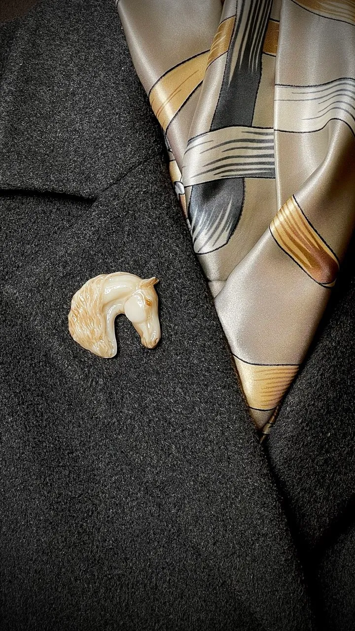 Брошь Орловский рысак слоновая кость (имитация)