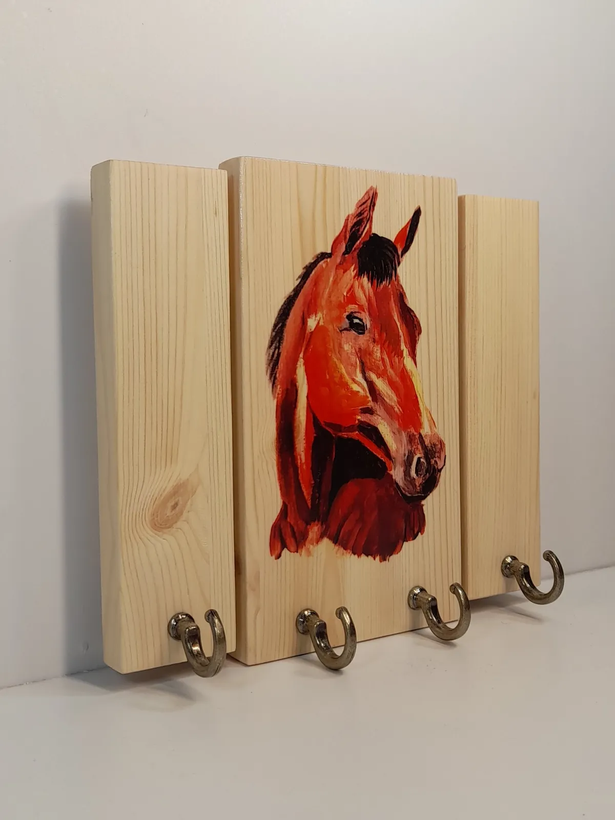 Ключница-вешалка с красной лошадью.