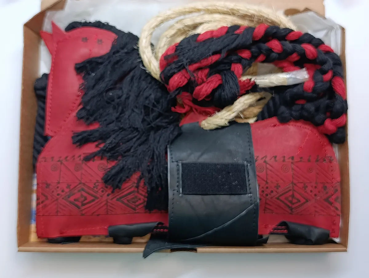 Игрушка для лошади Мезенский конь Красный с дозатором корма