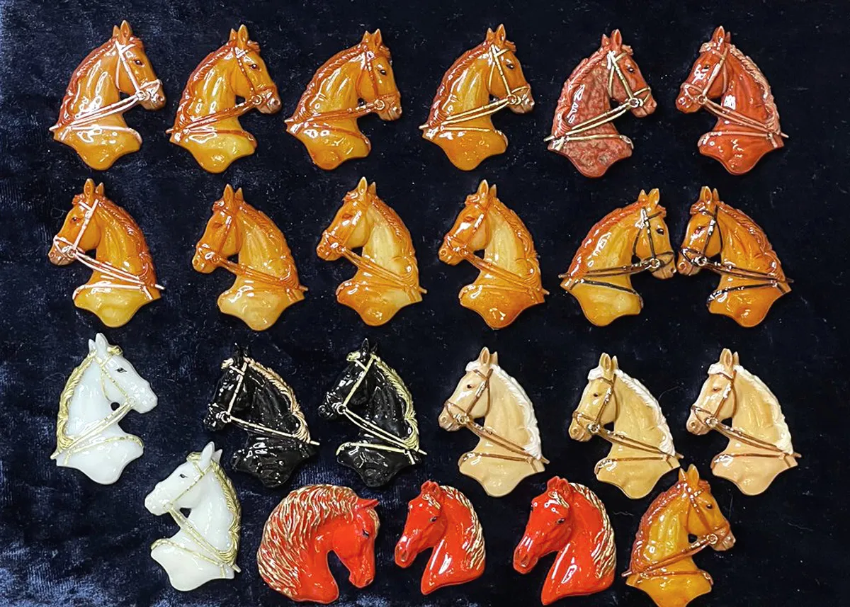 Брошь Соловая лошадь