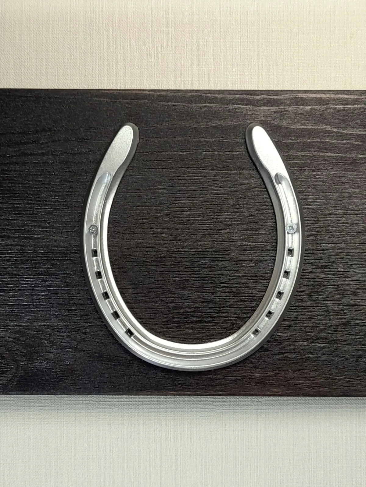 Подкова-сувенир «серебро» на черном. Панно на стену