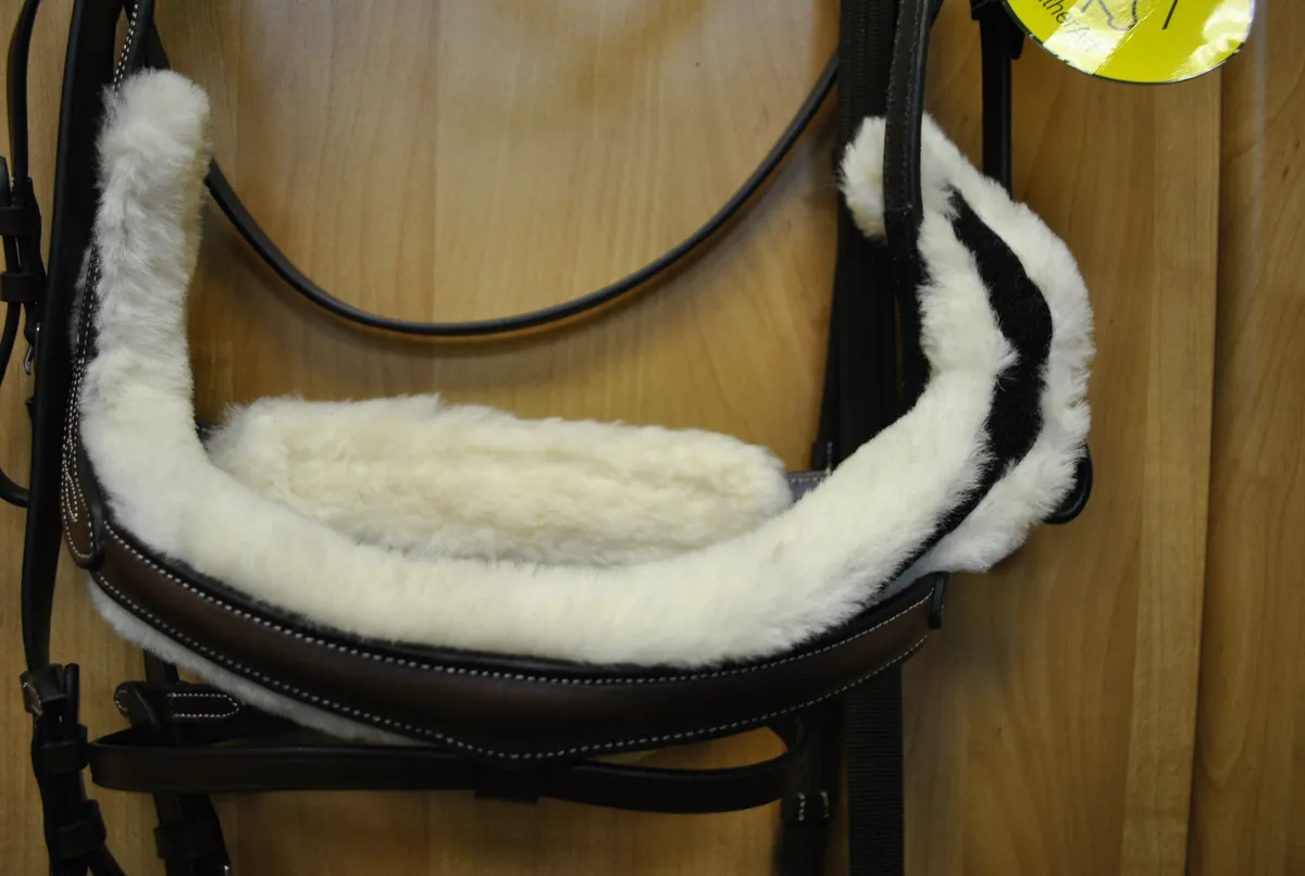 Оголовье Трензельное LeatherArt c  натуральным мехом 