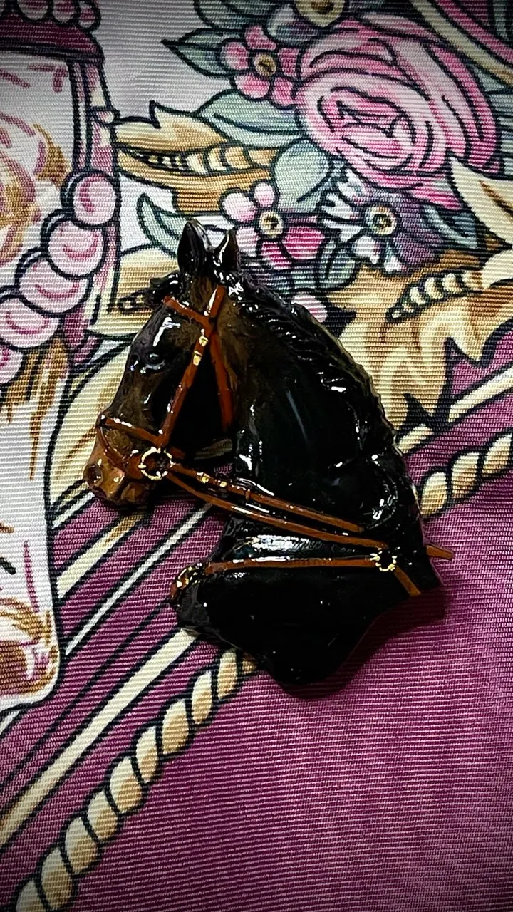 Брошь Караковый конь