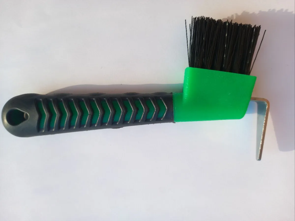 Копытник с щеткой