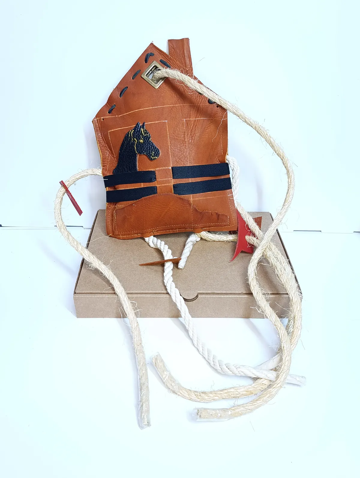 Игрушка для лошади в денник - Конюшня С элементами DIY Черный Конь (Вороной)