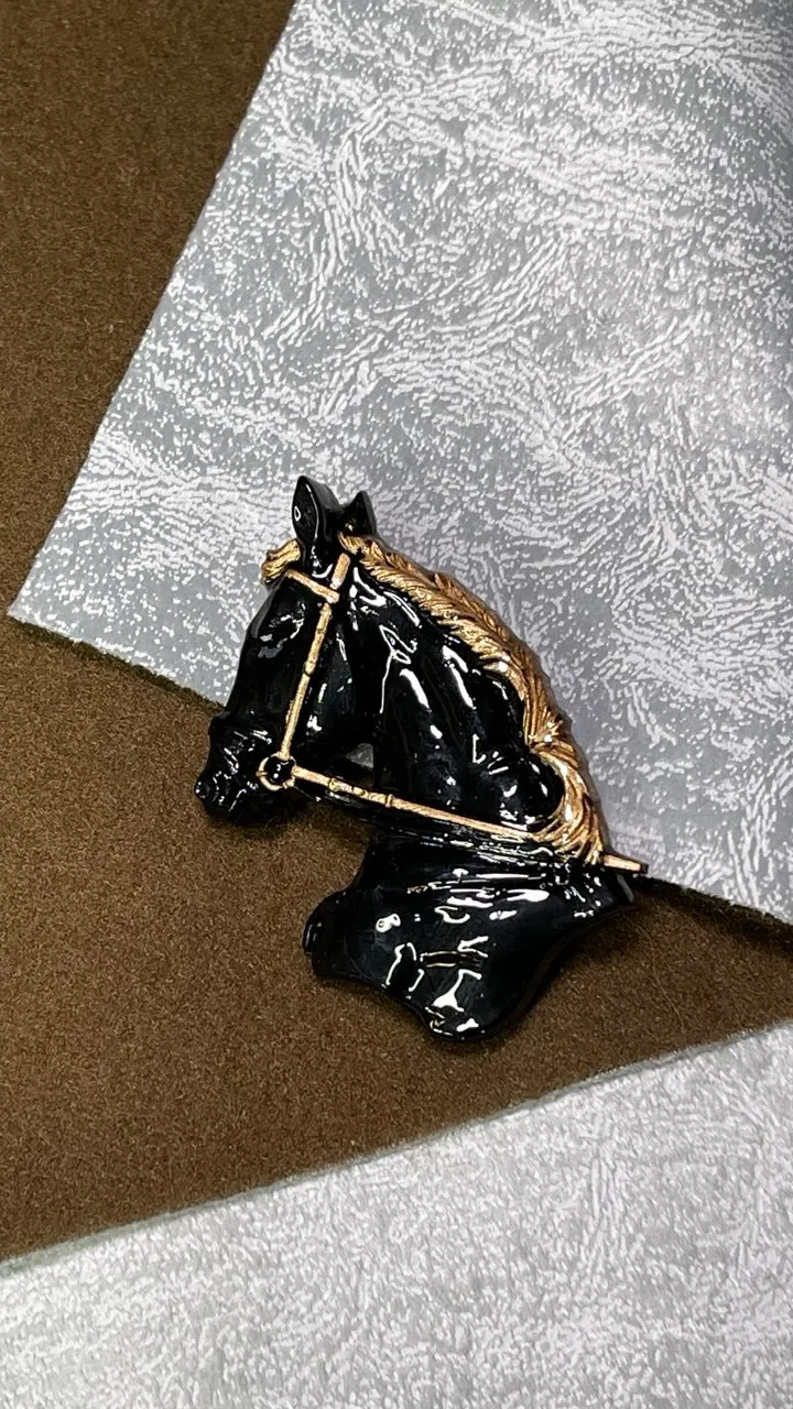 Брошь Вороная в золоте