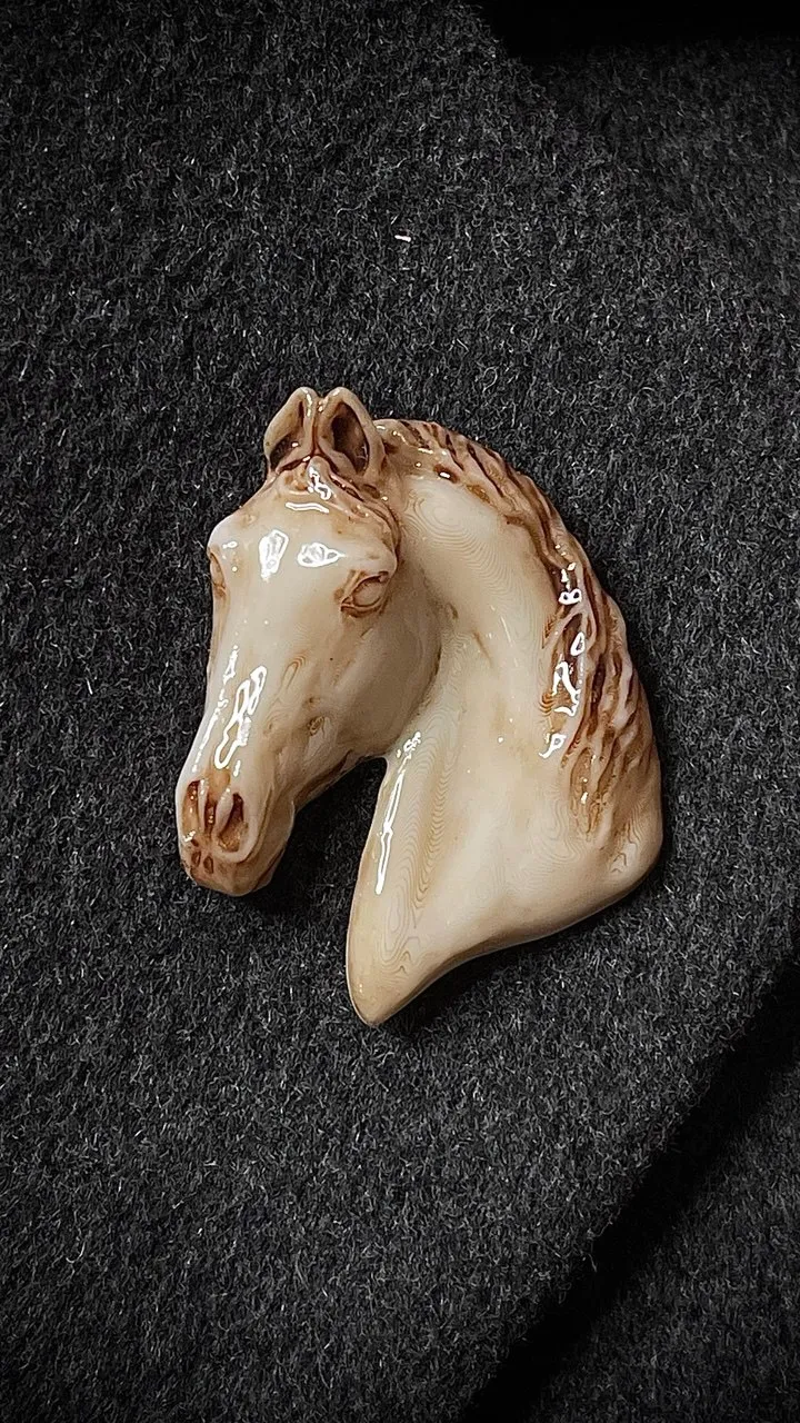 Брошь Конь слоновая кость (имитация)