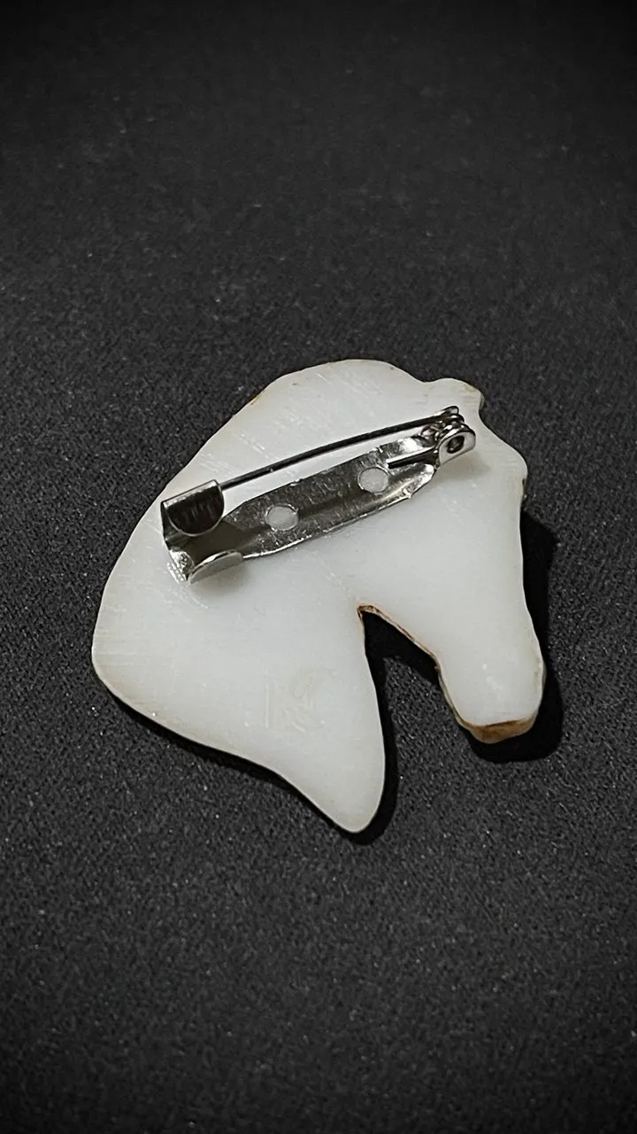 Брошь Конь слоновая кость (имитация)