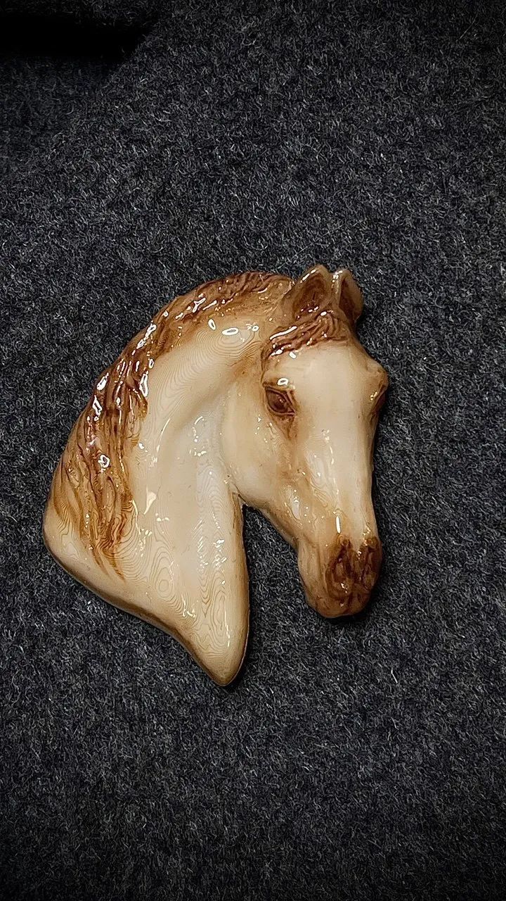 Брошь Конь слоновая кость (имитация)