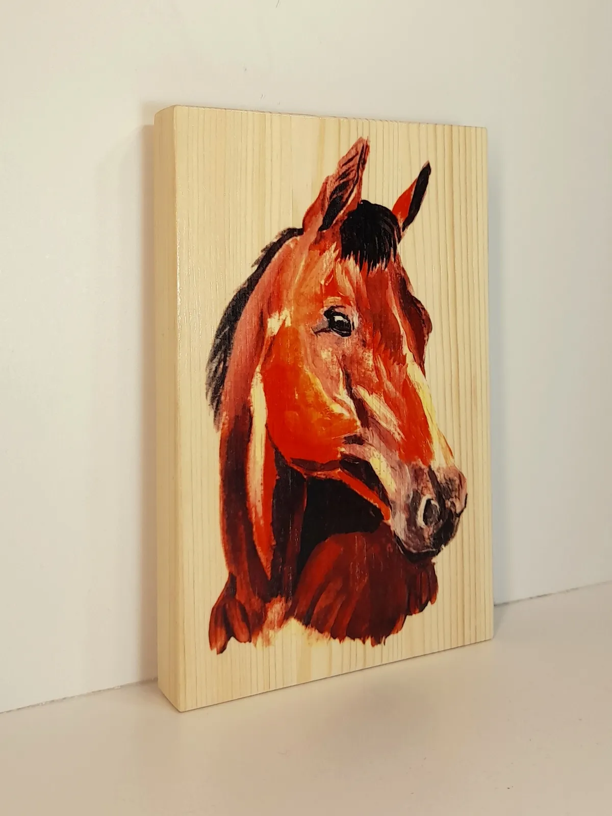 Панно на дереве. Голова лошади красная
