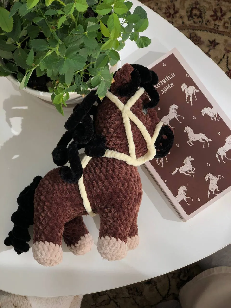 Игрушка вязаная Лошадь Гнедая c седлом и уздечкой