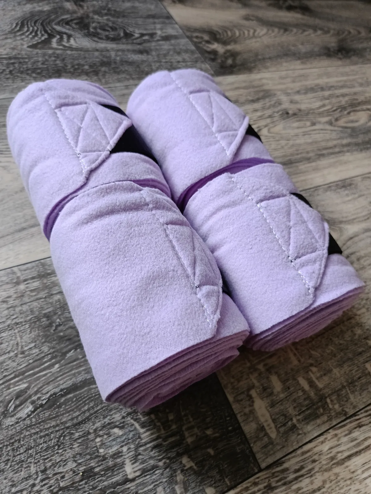 Флисовые бинты для лошади сиреневые с черной липучкой