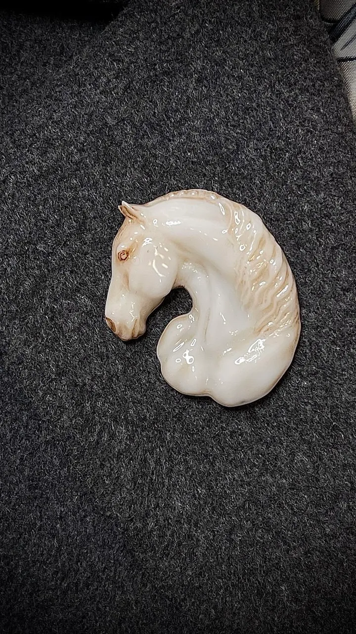 Брошь Тяжеловоз слоновая кость (имитация)