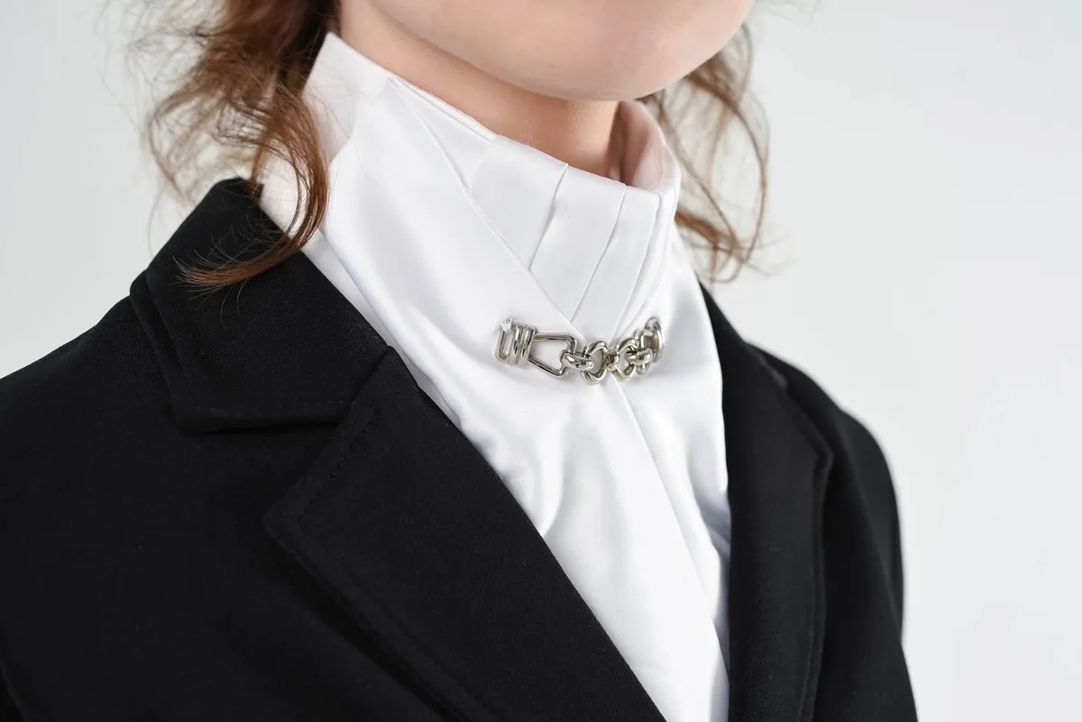 Манишка с серебряной цепью