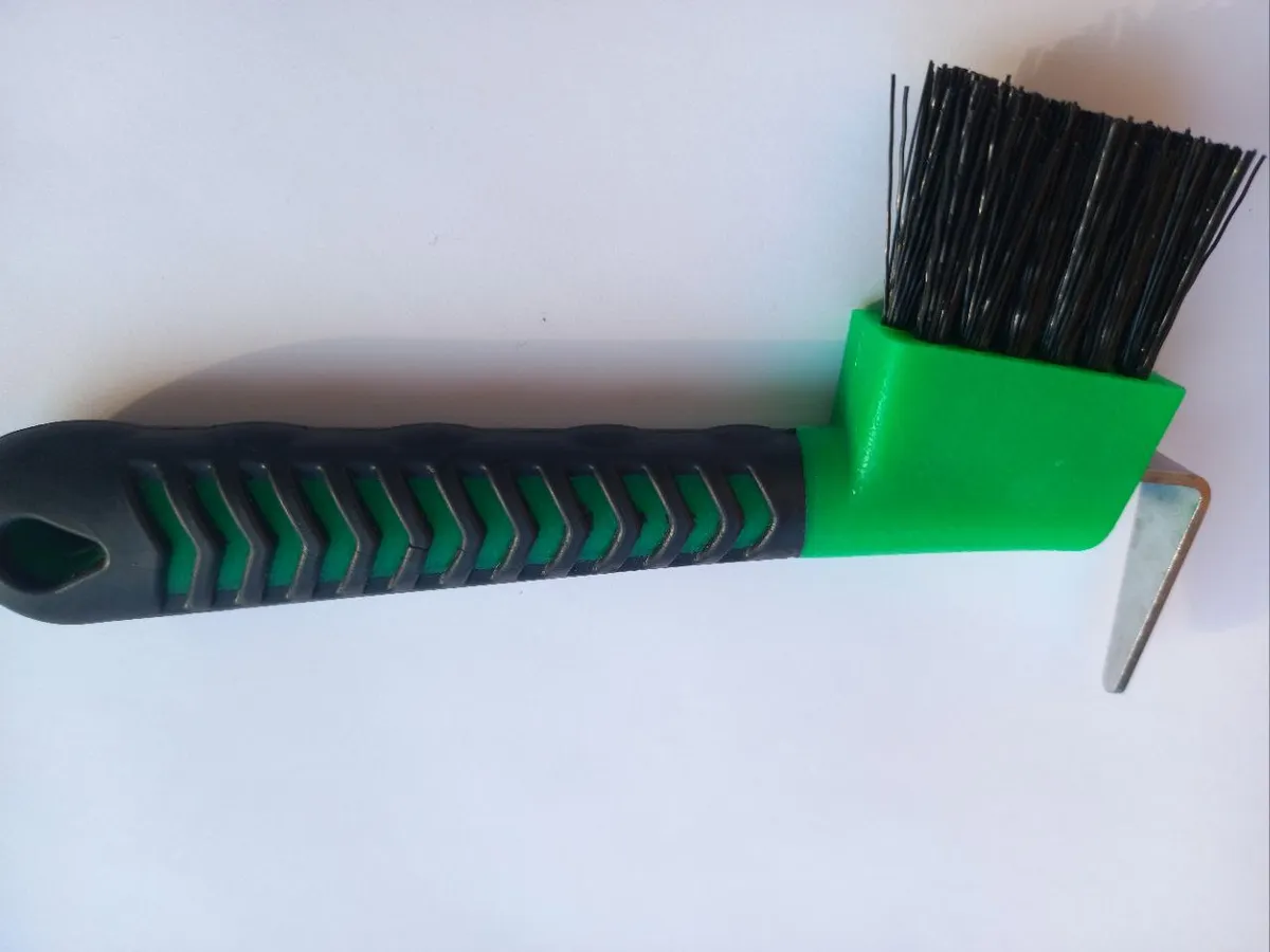 Копытник с щеткой