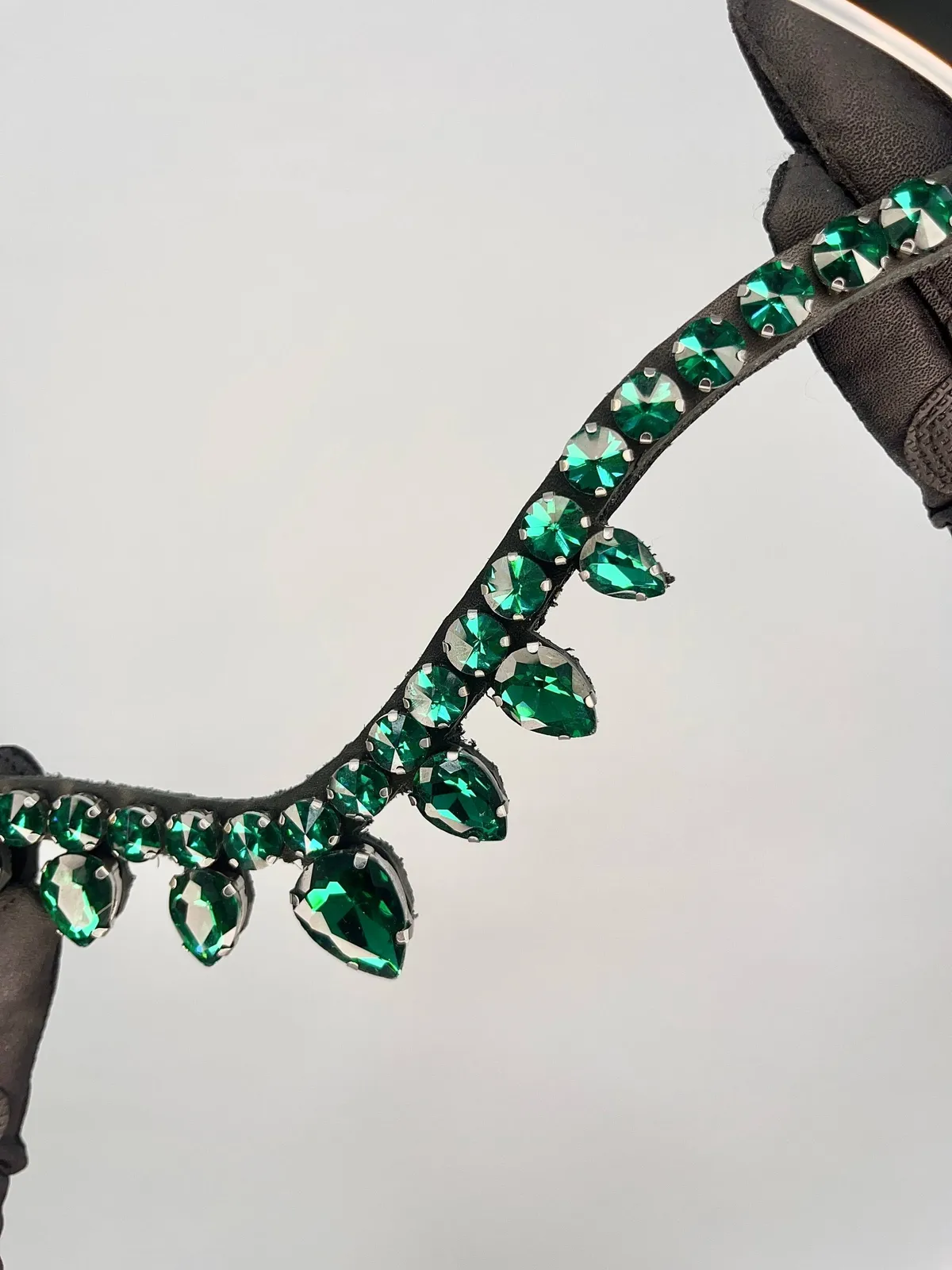 Налобник Kalipso со стразами изумрудного цвета, размер full (42 см) УЦЕНКА