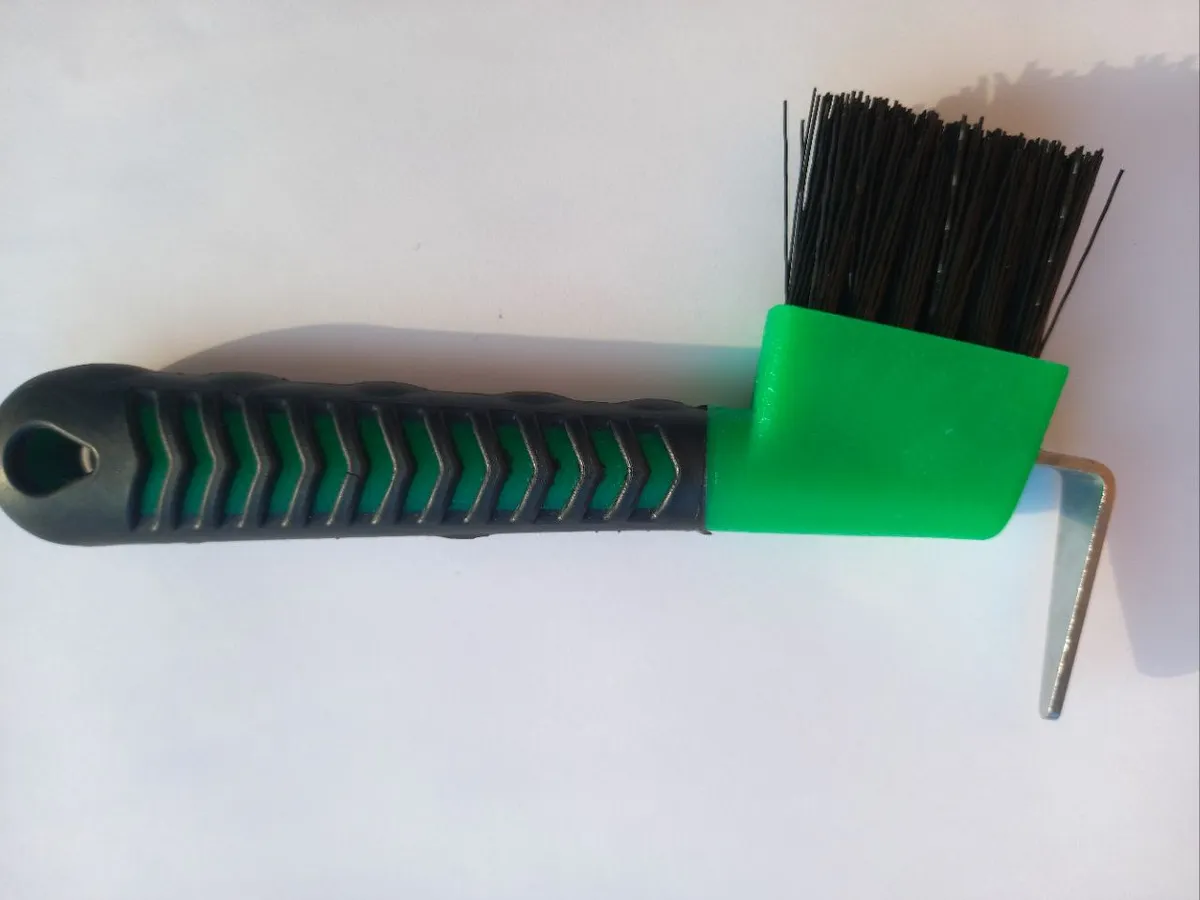 Копытник с щеткой