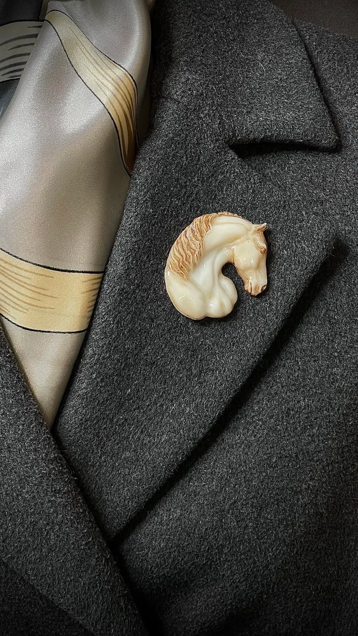 Брошь Тяжеловоз слоновая кость (имитация)