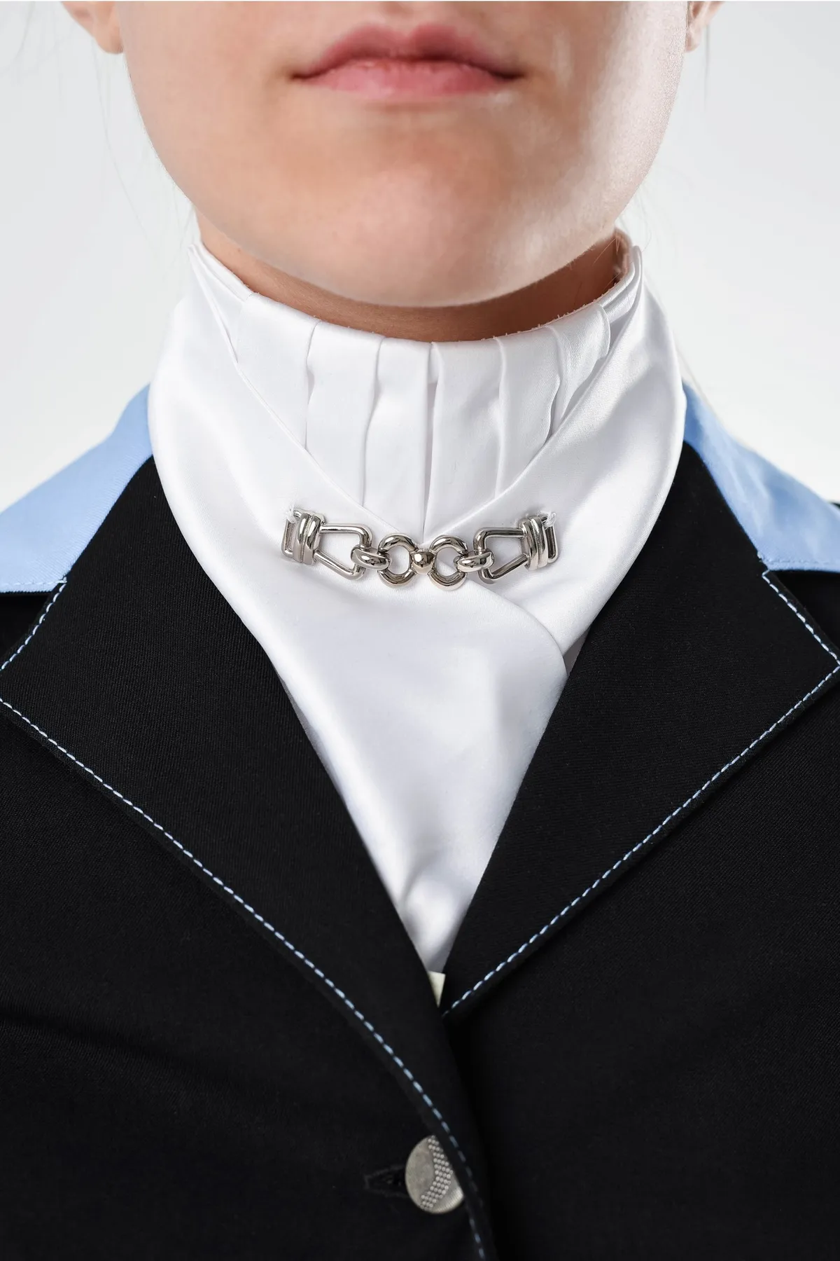 Манишка с серебряной цепью