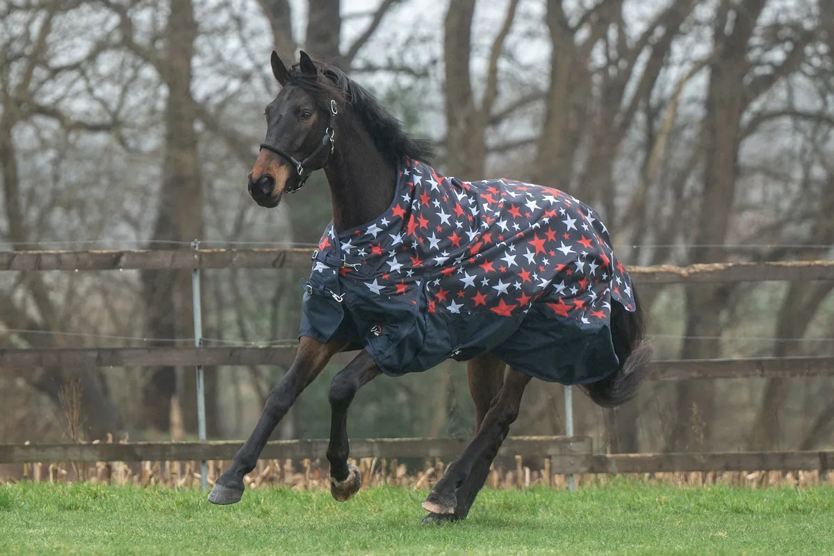 Дождевая попона с высоким воротом Norwich 600D с флисовой подкладкой от HKM