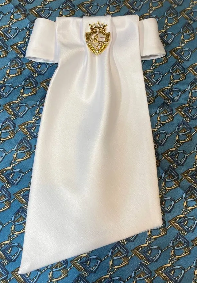 Манишка/Галстук детская для выступлений на соревнованиях по конному спорту, застежка на липучке с украшением, цвет белый.