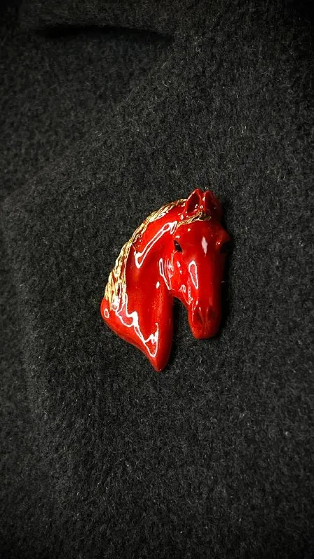 Брошь Конь красно-золотой