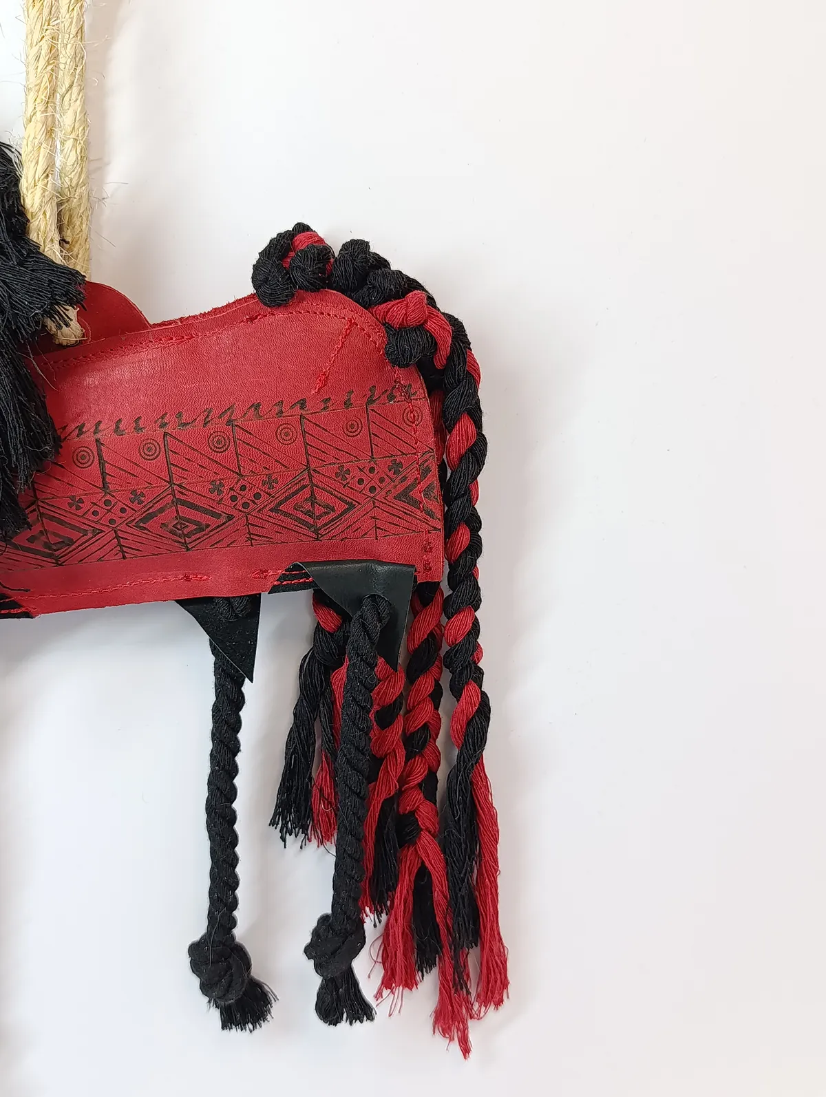 Игрушка для лошади Мезенский конь Красный с дозатором корма