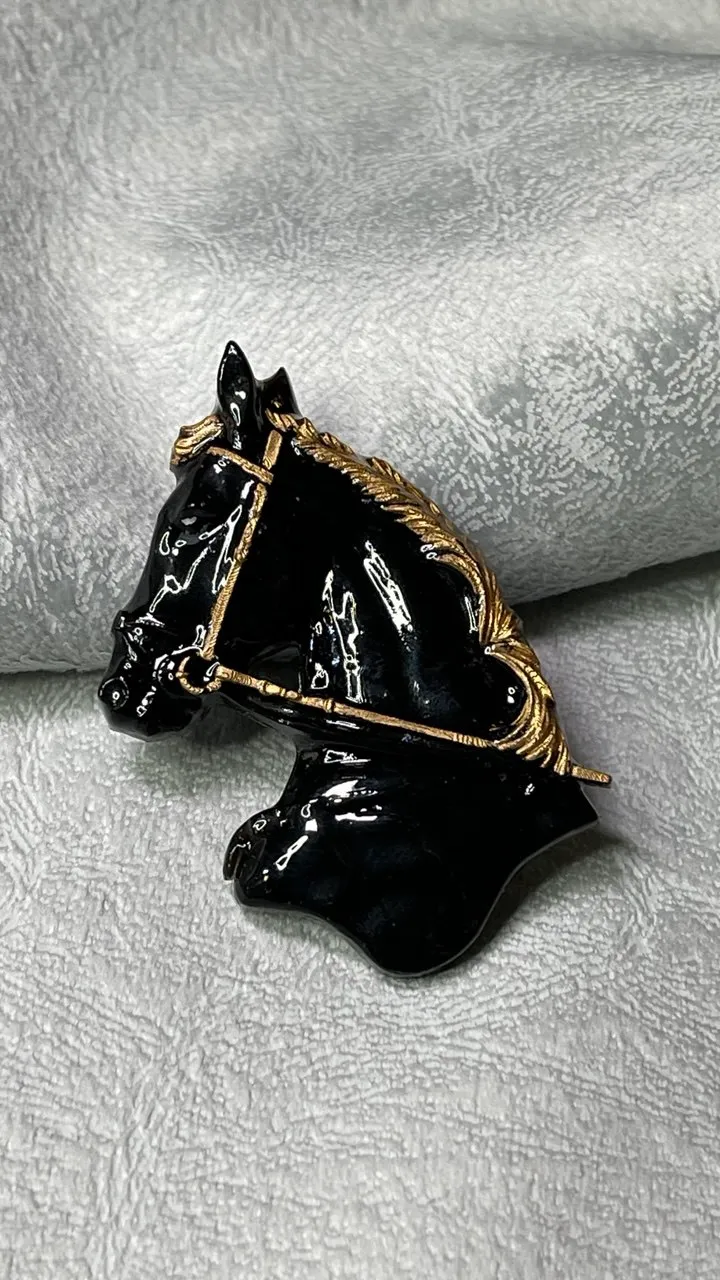 Брошь Вороная в золоте