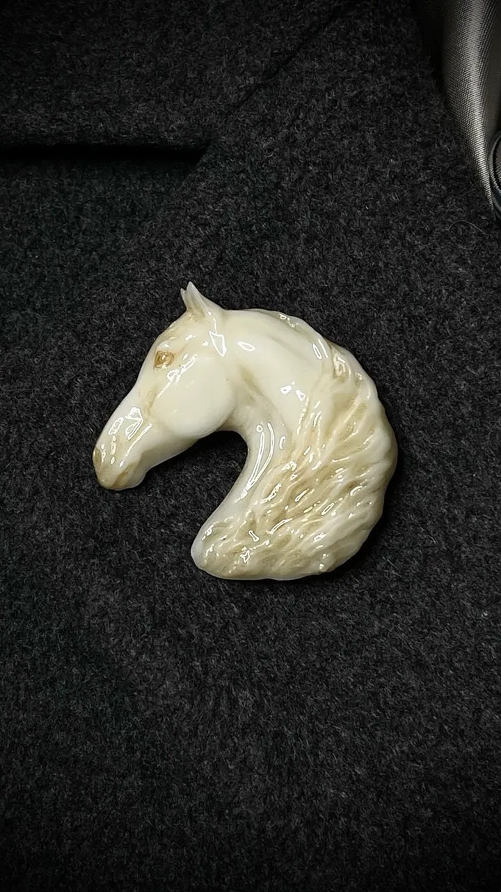 Брошь Орловский рысак слоновая кость (имитация)