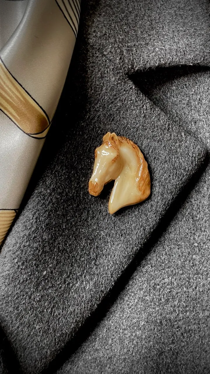 Брошь Конь слоновая кость (имитация)