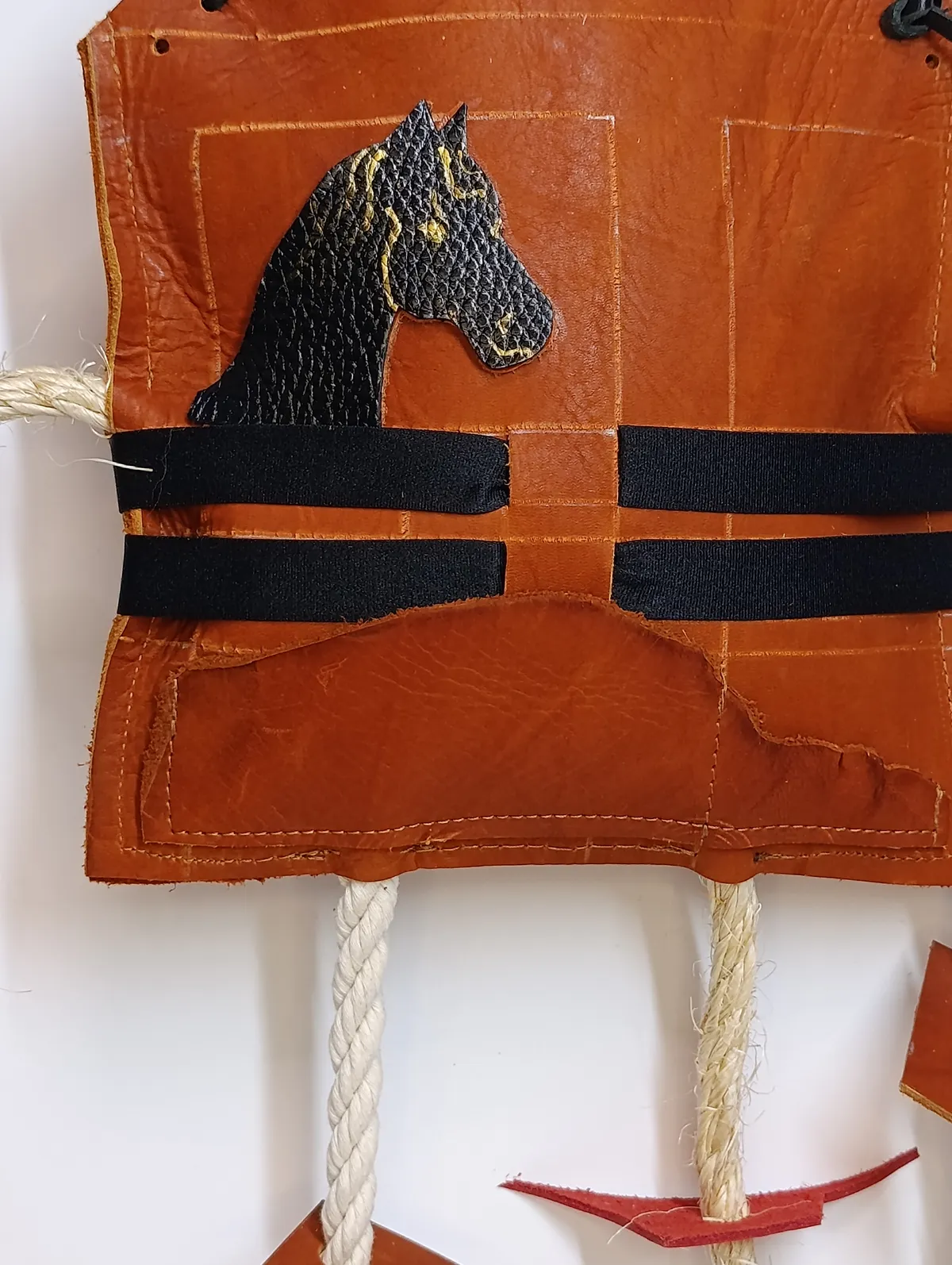 Игрушка для лошади в денник - Конюшня С элементами DIY Черный Конь (Вороной)