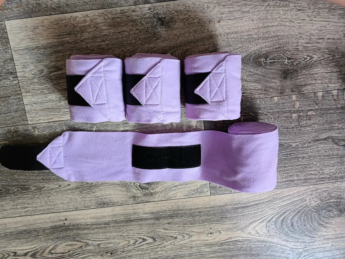 Флисовые бинты для лошади сиреневые с черной липучкой