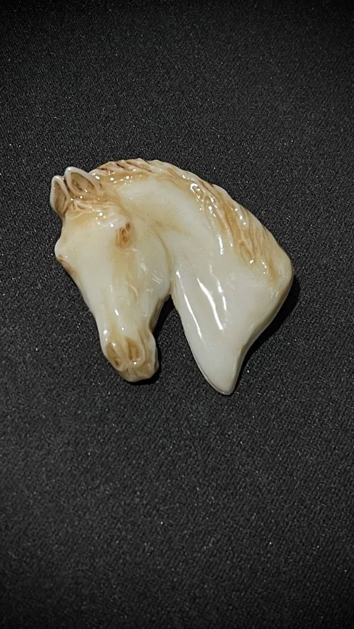 Брошь Конь слоновая кость (имитация)