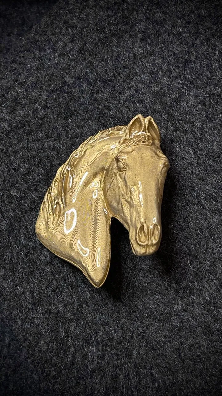 Брошь Конь золотистый