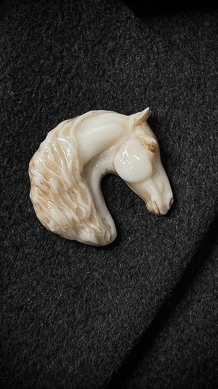 Брошь Орловский рысак слоновая кость (имитация)