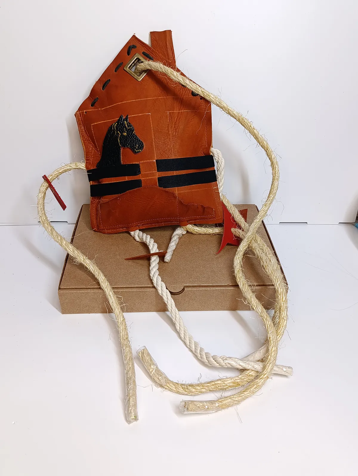 Игрушка для лошади в денник - Конюшня С элементами DIY Черный Конь (Вороной)