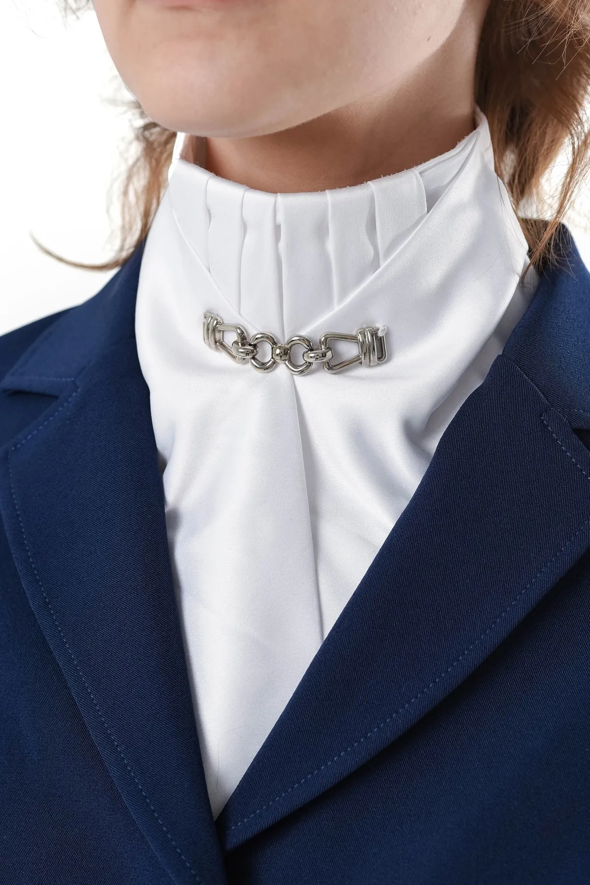 Манишка с серебряной цепью