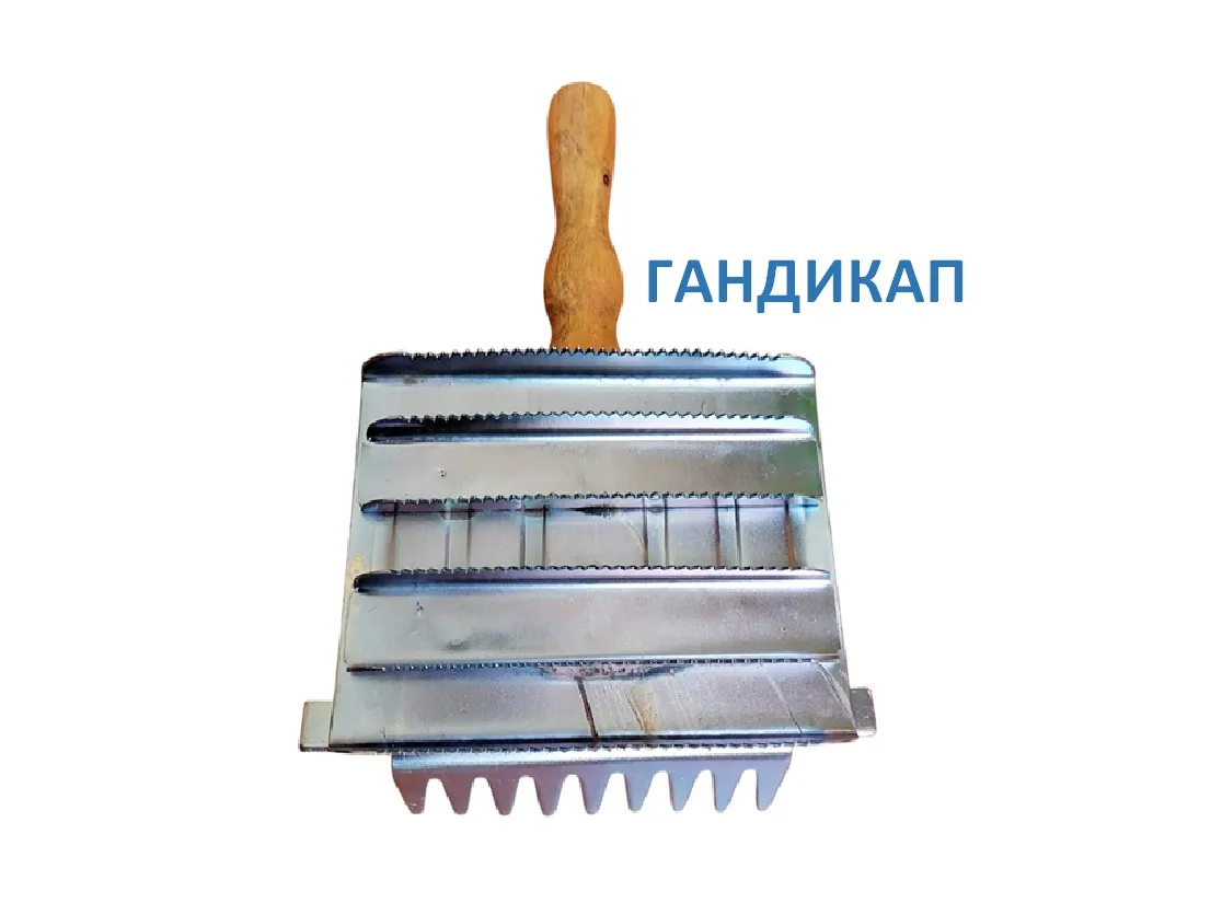 Скребница металлическая крупнозубчатая с деревянной ручкой и гребнем