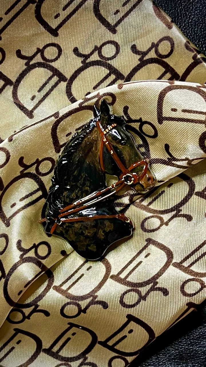 Брошь Караковый конь
