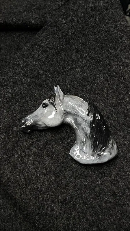 Брошь Араб серый в яблоках