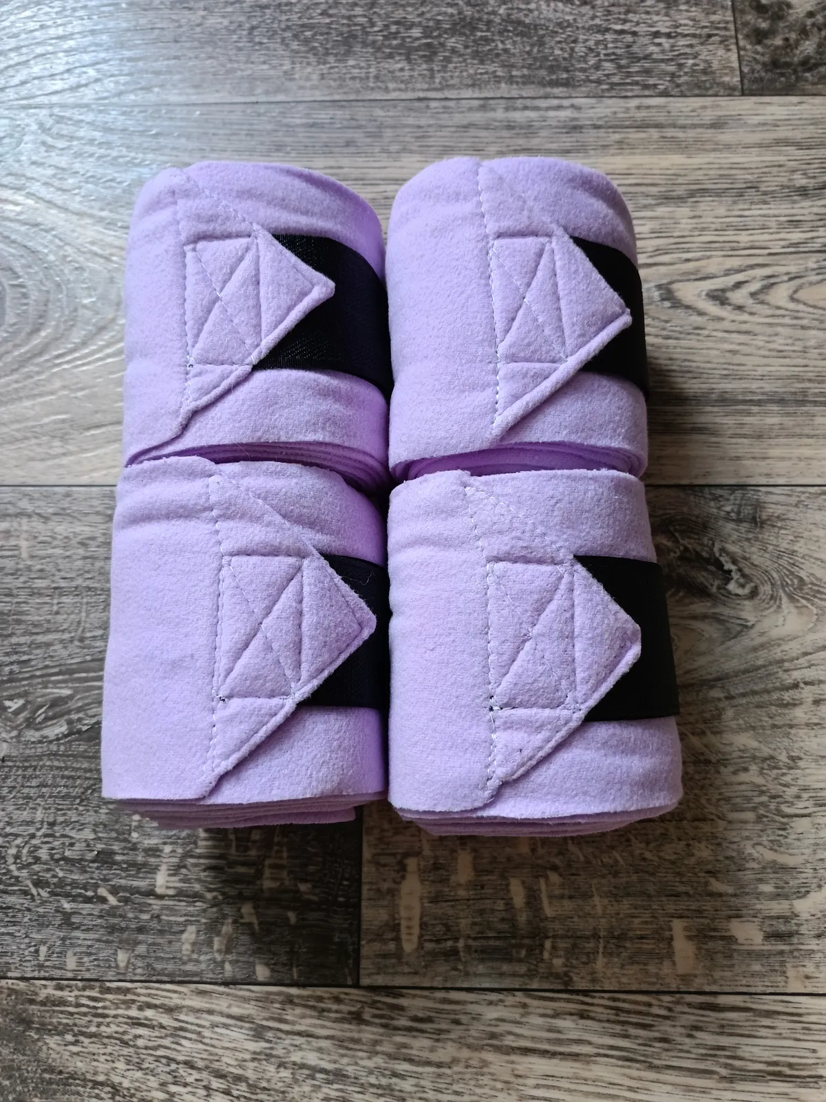 Флисовые бинты для лошади сиреневые с черной липучкой